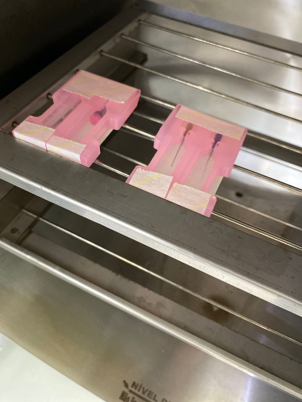 SelaMix rosa com instrumentos individualizados posicionado na autoclave